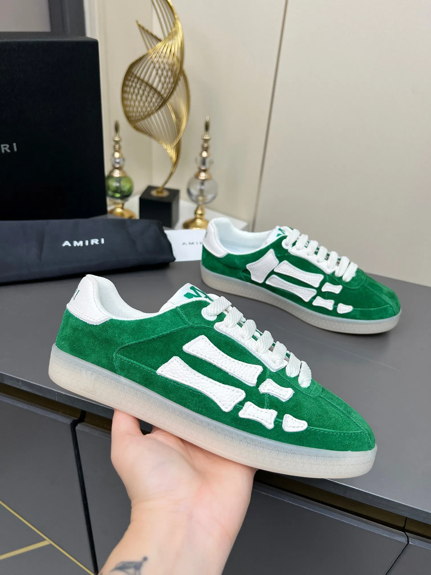 Men's Men's Shoes 💰580 Bone Shoes · AMIRI Skel-Top AMIRI 🔥 launches a new "ThePacific" series of low-top casual sports moral training shoes in the early spring of 2025. This iconic shoe covers men's and women's shoes, drawing inspiration from the brand's classic sports style and elegantly integrating West Coast style. "The Pacific" contrasting five-pointed star series is rooted in Amiri's unique California genes, showing the freedom and leisure atmosphere of the West Coast. This series launches two styles that incorporate the brand's iconic elements: the leather version is made of pure white leather with a same-color sole, and is embellished with star patterns on the side of the shoe, just like the bright starry sky of California. The black and ocean blue colors are shared by men and women, and there is also a red star model exclusive for men and a light pink star model exclusive for women. The suede model is decorated with the brand's classic bone pattern on the side of the shoe. The rubber sole and suede fabric complement each other. The color scheme covers black, chocolate and sand, and is suitable for both men and women. Made of imported cowhide and decorated with bone pieces on the sides of the upper, it is novel and unique and has a good three-dimensional effect! High-density breathable mesh lining + original molded TPU outsole 🙏 Recommended by celebrities, bloggers and internet celebrities, 🚵🏻 an indispensable item for shopping, partying and traveling. One of the most unmissable sneakers in 2025 ✦Color: 10 colors available ✦Size: Women’s size 35--40 ✦Size: Men’s size 39--45